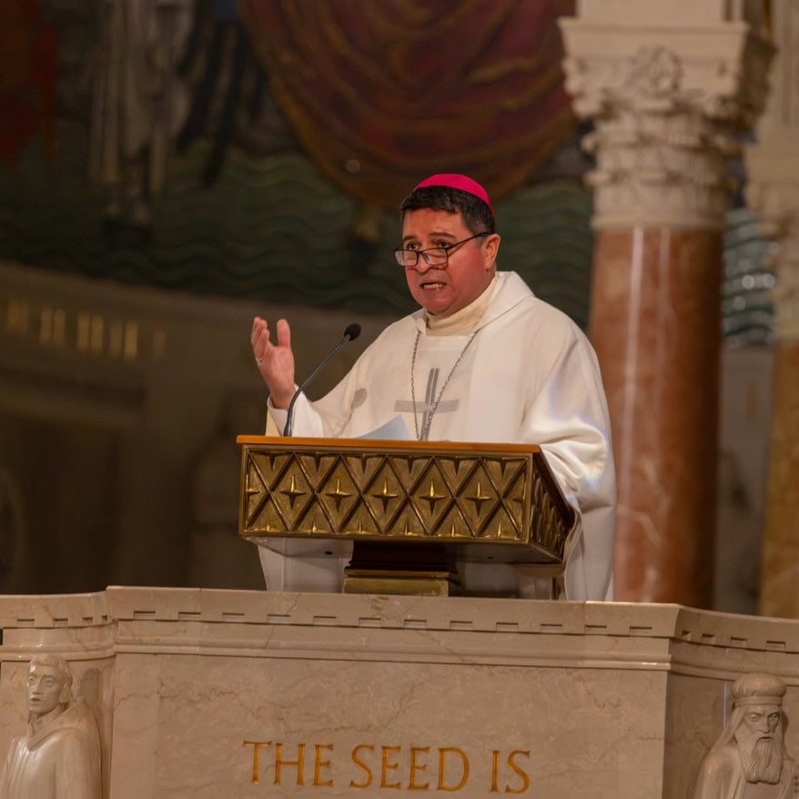 evelio menjivar obispo auxiliar de washington dc