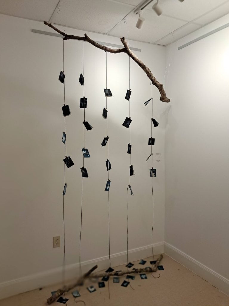 Las obras de Leslie M. Guzman, nacida en Guatemala y residente en Texas integran fotografía, pintura, instalación y otros elementos para lograr un mensaje que sorprenda y a la vez invite a la reflexión. (Fotografía exposición Hilaza, redes sociales Leslie M. Guzman)