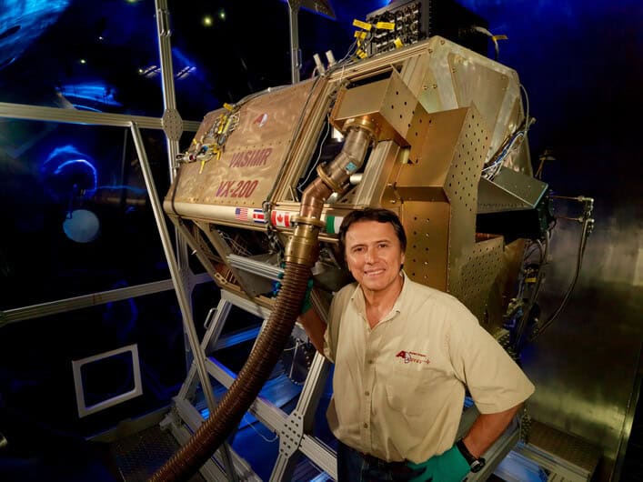 A cuarenta años de su primer vuelo en una misión de la NASA, el científico costarricense y estadounidense Franklin Chang-Díaz sigue buscando el motor de plasma que permita una nueva era de exploración espacial. Su motor se denomina VASIMR® (Fotografía Ad Astra Rocket Company, empresa fundada por Chang-Díaz)