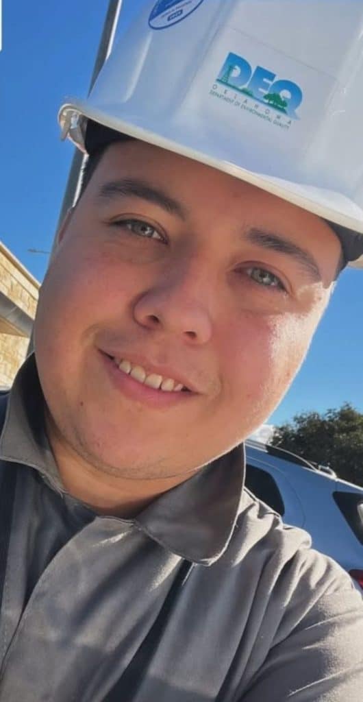 El guatemalteco Guillermo Fuentes, ingeniero químico graduado por la Universidad de Oklahoma, trabaja actualmente en el departamento de calidad ambiental de dicha ciudad, velando por la correcta depuración del agua servida que se devuelve a los ríos.