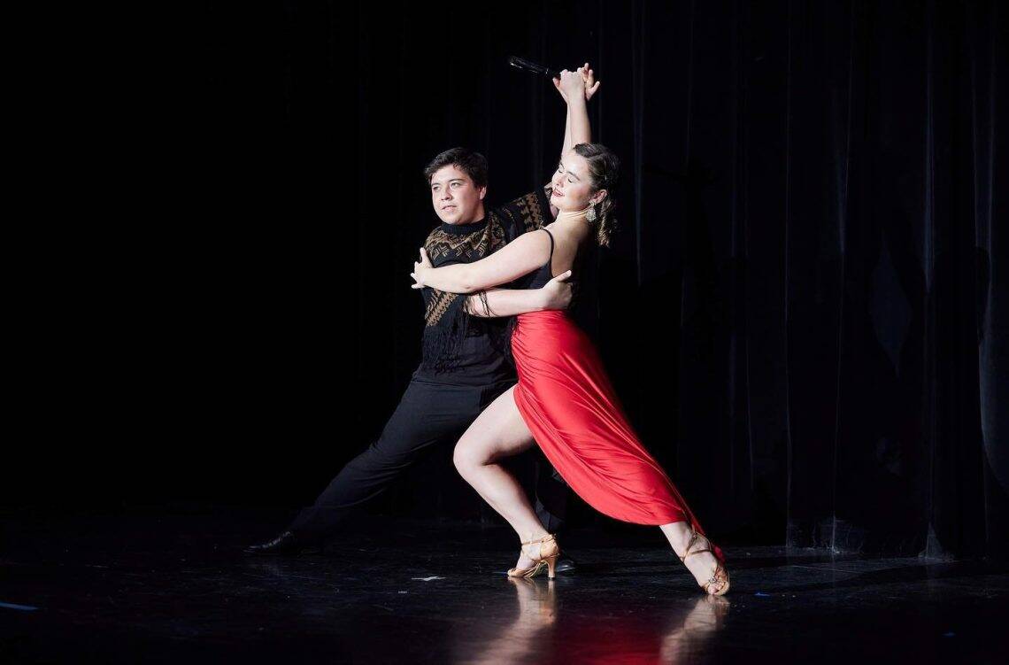 Guillermo también participó en los clubes de música y baile durante sus estudios en Singapur. Es un excelente bailarín.