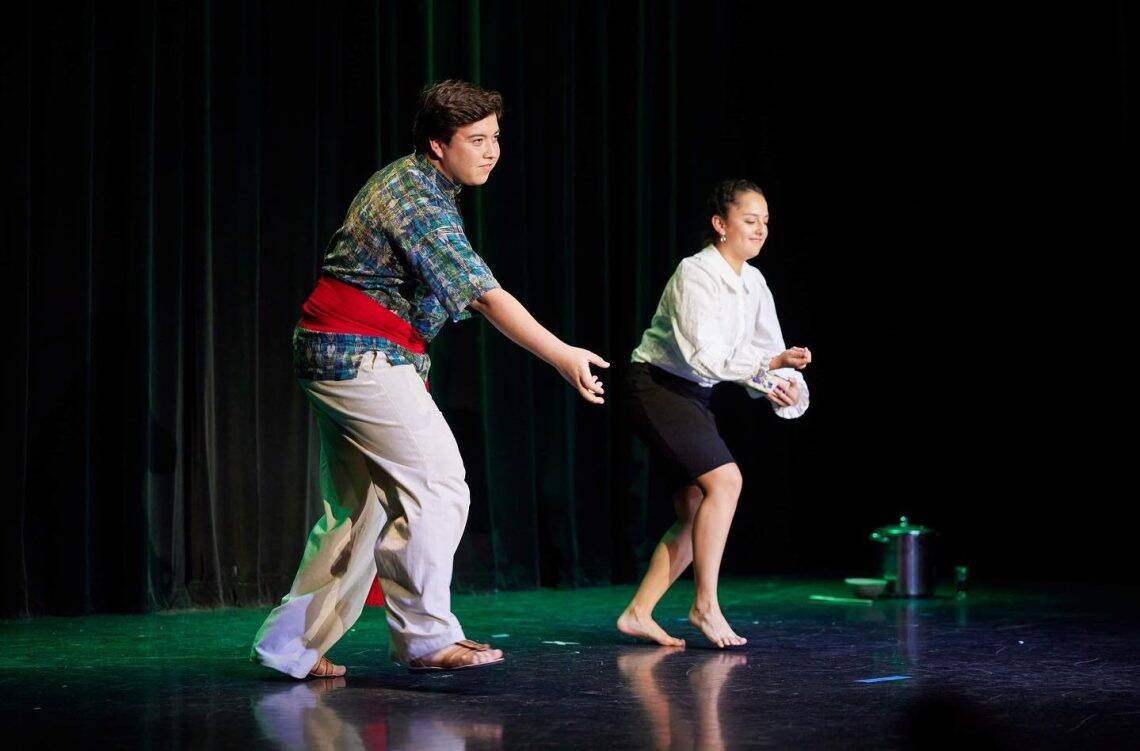 El ingeniero Guillermo Fuentes también destaca como bailarín y en la promoción de la cultura guatemalteca en Oklahoma. En esta escena participa en una presentación de danza de marimba. (Foto cortesía Guillermo Fuentes)