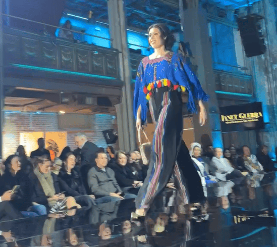 Los diseños de Janet Guerra incorporan elementos textiles tradicionales guatemaltecos, con líneas contemporáneas para lograr un efecto de colorido y elegancia. (Captura de pantalla)