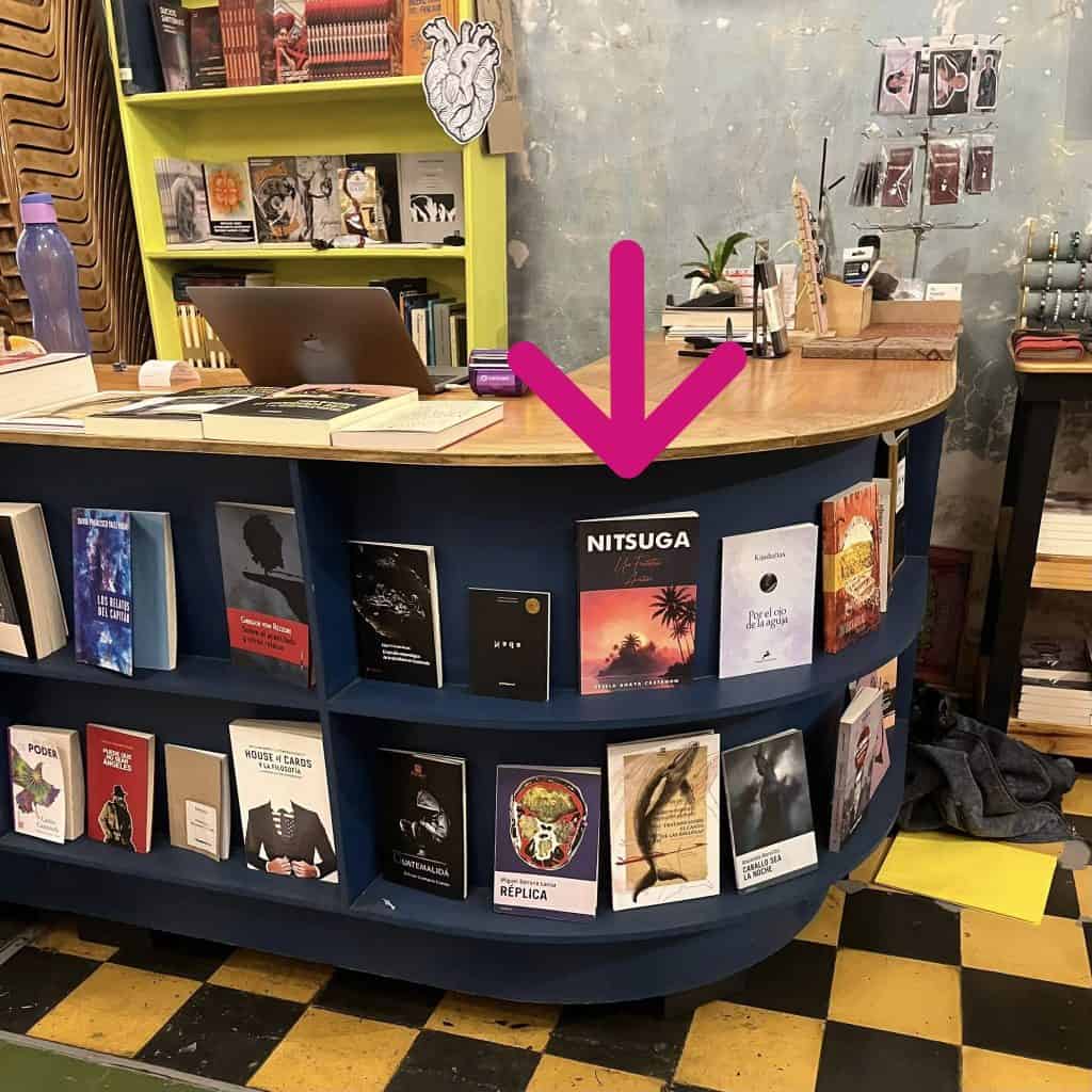 En la librería Catafixia, en el Pasaje Rubio, 6a. avenida y 8a. calle zona 1 de la ciudad de Guatemala ya está disponible el libro Nitsuga, de la escritora migrante salvadoreña Estela Anaya Castanon, pero también está disponible en USA por Amazon. (Foto cortesía)