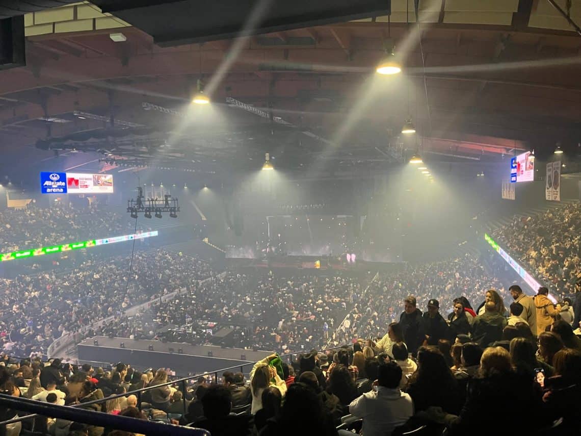 Lleno total de los graderíos y la cancha de la All Star Arena de Chicago con el primer concierto de la gira de Ricardo Arjona por Estados Unidos. (foto cortesía)