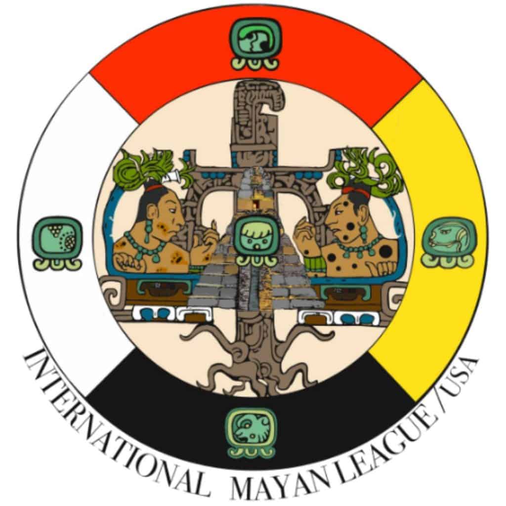 La pirámide de el Gran Jaguar de Tikal y los rostros del trono de Piedras Negras figuran dentro del logo de la International Mayan League, así como los cuatro colores sagrados del pueblo maya, representativos de los colores del maíz, las energías y los puntos cardinales.