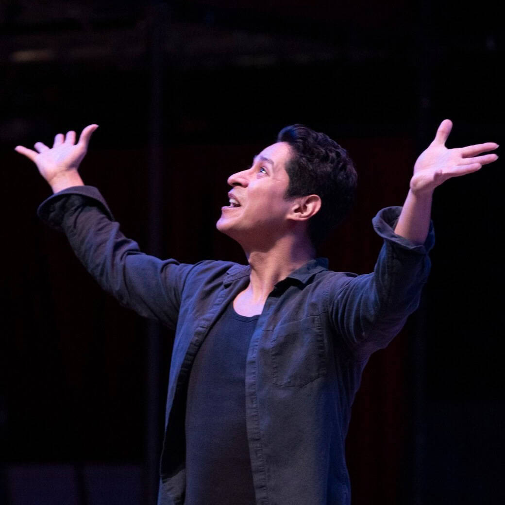 Actor migrante hondureño Oscar Rodríguez Quiroz impulsa teatro hispano en Michigan