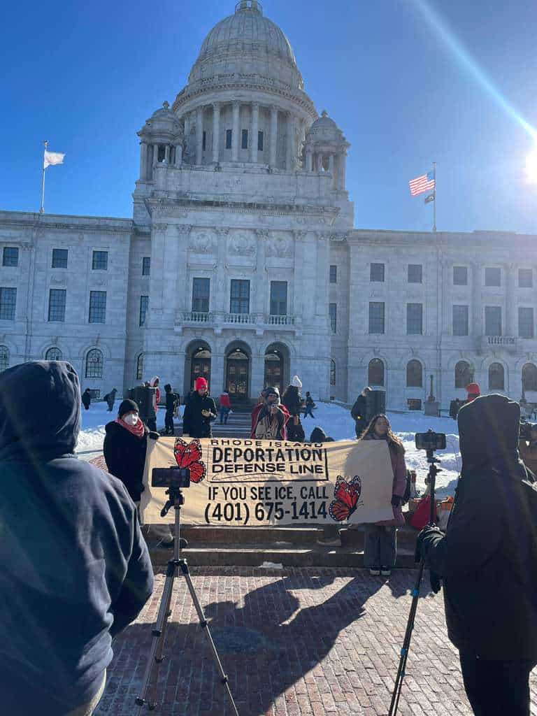 La mañana del mismo día de esta entrevista y de la entrega del premio Quetzal Award, Catarina Lorenzo participó junto con la fundación Amor y otras organizaciones, en una manifestación pacífica frente al Congreso estatal de Rhode Island, para exigir el cese de las detenciones arbitrarias y la criminalización de migrantes por el solo hecho de ser indocumentados. (Foto cortesía Catarina Lorenzo)