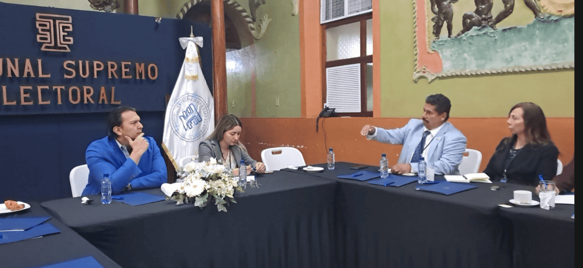 Integrantes de la Red Migrante Guatemalteca estuvieron en Guatemala a finales de enero 2026 y sostuvieron una reunión con el presidente del TSE Vladimir Aguilera, para exponer la necesidad de facilitar el empadronamiento y la participación electoral de guatemaltecos en Estados Unidos, debido a que si aportan el 20% de la economía nacional también tienen derecho a expresarse sobre la selección de autoridades. (Foto Red Migrante Guatemalteca)