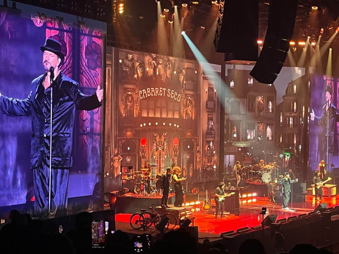 Después de la tercera canción del concierto Ricardo Arjona dijo: "Usualmente uno saluda a la ciudad donde uno se presenta... pero esta noche lo más apropiado es decir ¡Buenas noches Latinoamérica!" Y empezó a decir uno por uno los nombres de países, incluyendo por supuesto a su natal Guatemala.