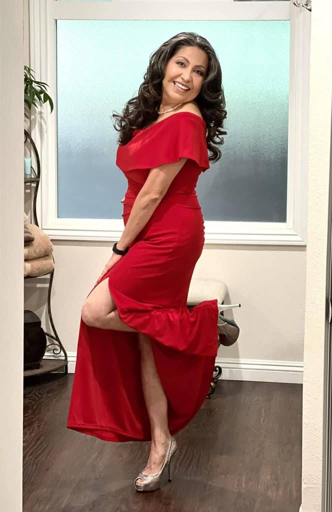 La cantante Salaya, migrante salvadoreña establecida en California, ha tenido participación en eventos, también en programas de TV y radio; sus canciones están en Youtube y Spotify. Esta fotografía fue captada momentos antes de la presentación que se encuentra a continuación. (Foto cortesía Estela Anaya Castanon)