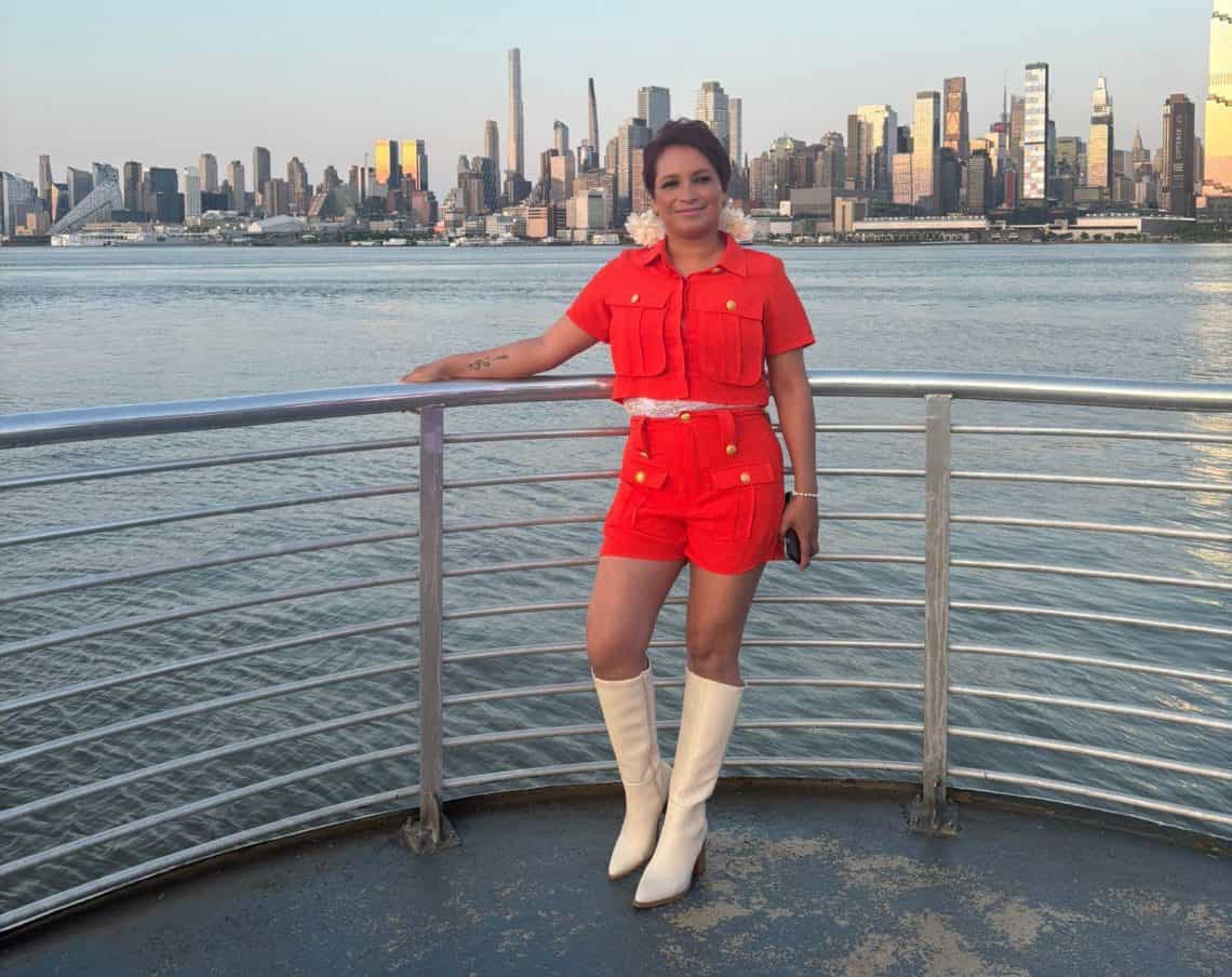 La cantautora migrante guatemalteca Wendy DGi sigue haciendo resonar su voz en restaurantes y eventos, creando letras y melodías en Nueva York: porque para ella las canciones son testimonio de vida, resiliencia y homenaje a sus raíces. (Foto cortesía Wendy Polanco)