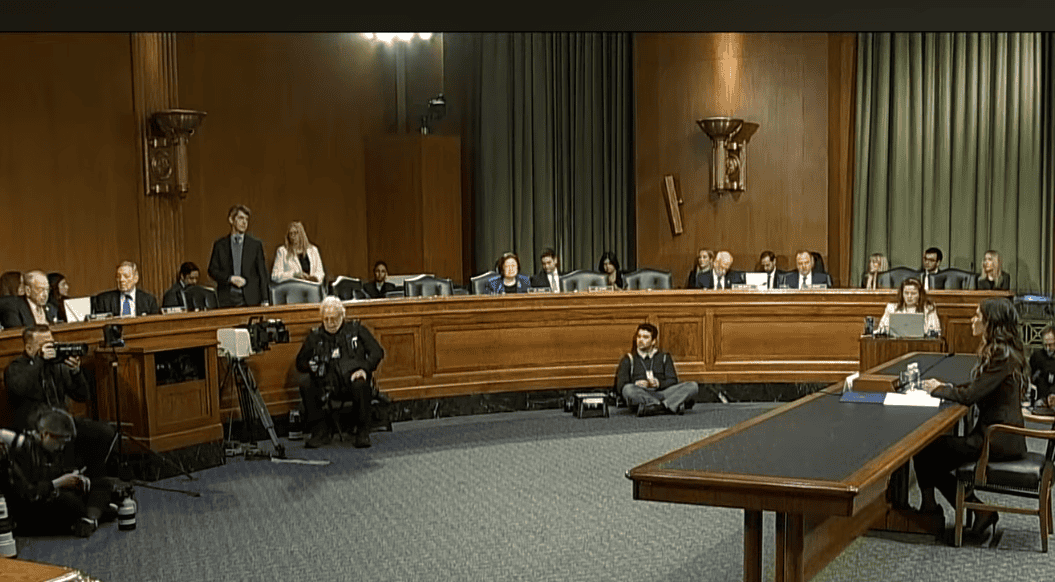 La audiencia ante el comité judicial del Senado de Estados Unidos, integrado por senadores republicanos y demócratas, comenzó el martes 3 de marzo en el Capitolio. La Secretaria de Seguridad Nacional Kristi Noem, figura a la derecha. (Captura de pantalla C-Span)