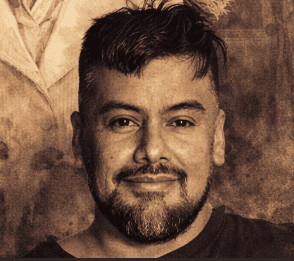 Naufus Ramírez Figueroa (1978) es uno de los artistas guatemaltecos con mayor proyección internacional en la última década: su creatividad abarca el dibujo, la pintura, la instalación, el performance, dirigidos hacia un análisis critico de la identidad y la historia guatemalteca y latinoamericana.