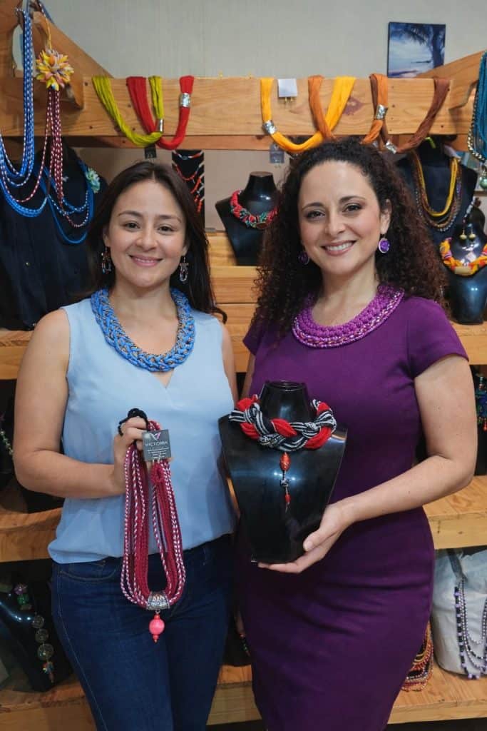 Creativas, perseverantes y visionarias, Francis y Victoria se enfocan en la creación de joyería textil auténtica, con materiales originarios de la Verapaz, integrados a una visión de moda internacional: eso es Victoria Joyería Textil.