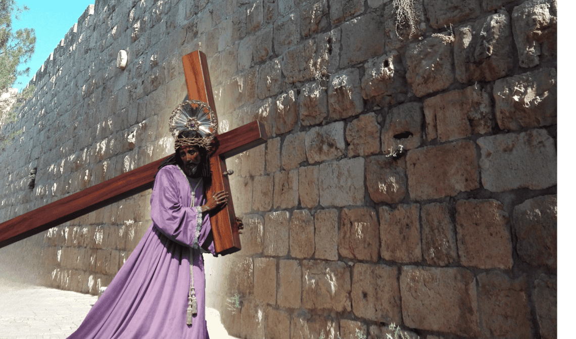Jesús Nazareno de los Milagros, Rey del Universo, del santuario arquidiocesano del Señor San José aparece aquí en un lateral norte del Muro que rodea al barrio antiguo de Jerusalén. ¡Señor de los Milagros, concede a este mundo el cese de las guerras!