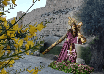 Jesús Nazareno de la Merced, Patrón Jurado de la capital de Guatemala, visualizado en una fotografía cerca de la Puerta de Jaffa, en Jerusalén. ¡Jesús Nazareno de La Merced, otorga el don de la Paz al mundo entero!