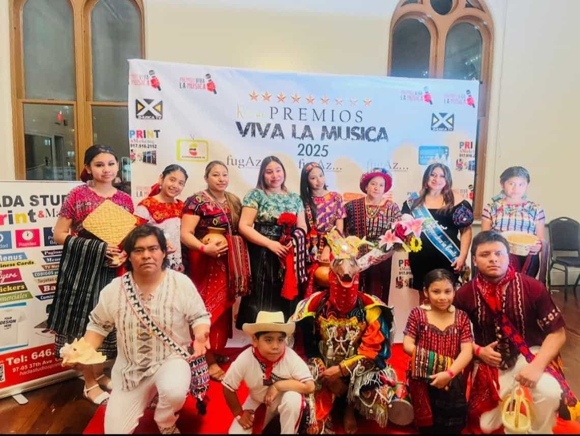 Vilma Tzoc, migrante guatemalteca originaria de San Juan Argueta Sololá y fundadora del Grupo de Danza Multicultural Guatemalteca en Nueva York, sostiene una tinaja después de una presentación. A su derecha, su hija menor Dana. A su izquierda están sus otras dos hijas Nicole y Natalie, junto al resto de integrantes del grupo, entre los cuales hay migrantes de México y Ecuador que disfrutan de la identidad maya guatemalteca. (foto cortesía Vilma Tzoc)