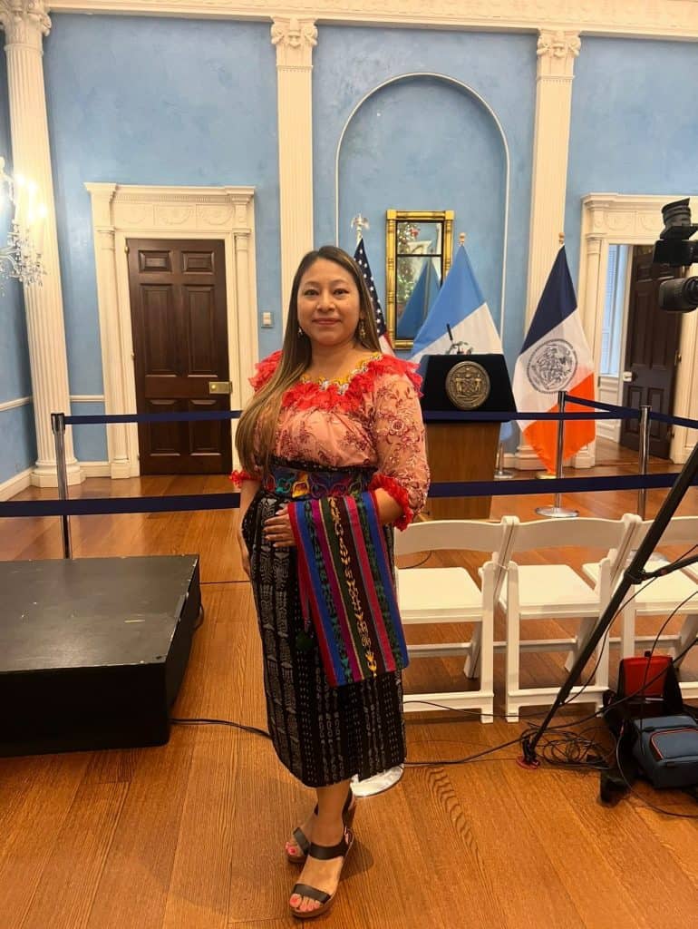 Vilma Tzoc en la residencia del alcalde de Nueva York, el 29 de diciembre de 2025, cuando se declaró el Día de Guatemala en esa ciudad.