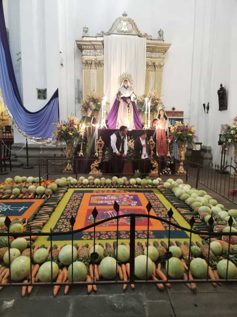 Los huertos de Cuaresma y Semana Santa en Antigua Guatemala y localidades de provincia con producción agrícola suelen tener presencia de frutas y verduras, que luego son donadas. Esta misma práctica se da en algunas alfombras, sobre todo en los días grandes como Viernes Santo.