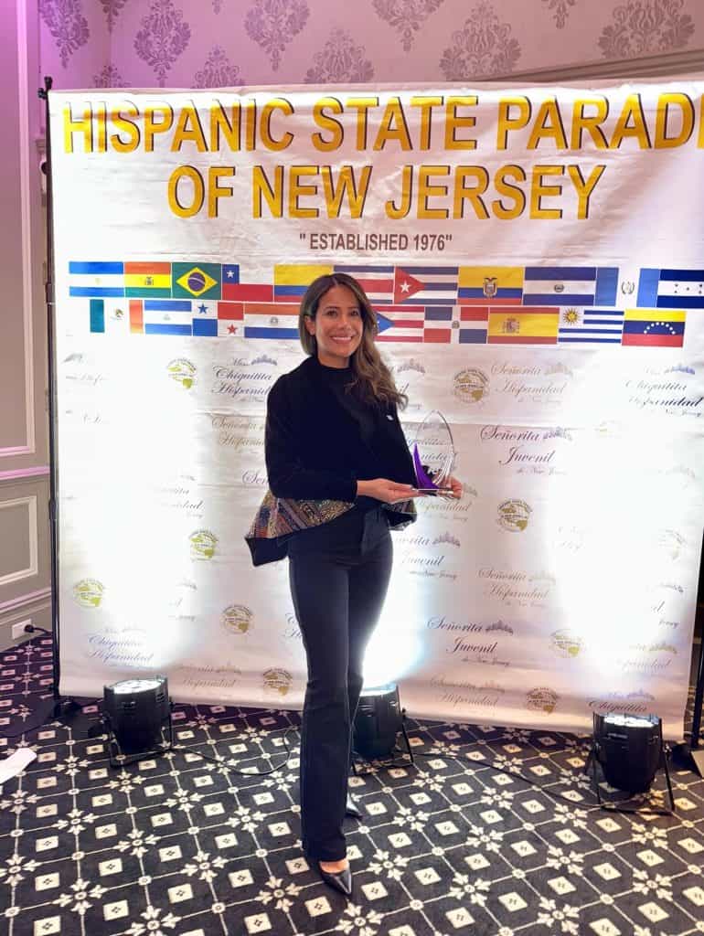 La abogada Ana Gabriela Urízar recibió un reconocimiento de la organización Hispanic State Parade of New Jersey, por sus aportes y apoyo legal a la comunidad migrante, así como su constante actitud de servicio y orientación. Si deseas ver el video sobre el tema del caso Bautista Maldonado en sus redes sociales, clic en la imagen.