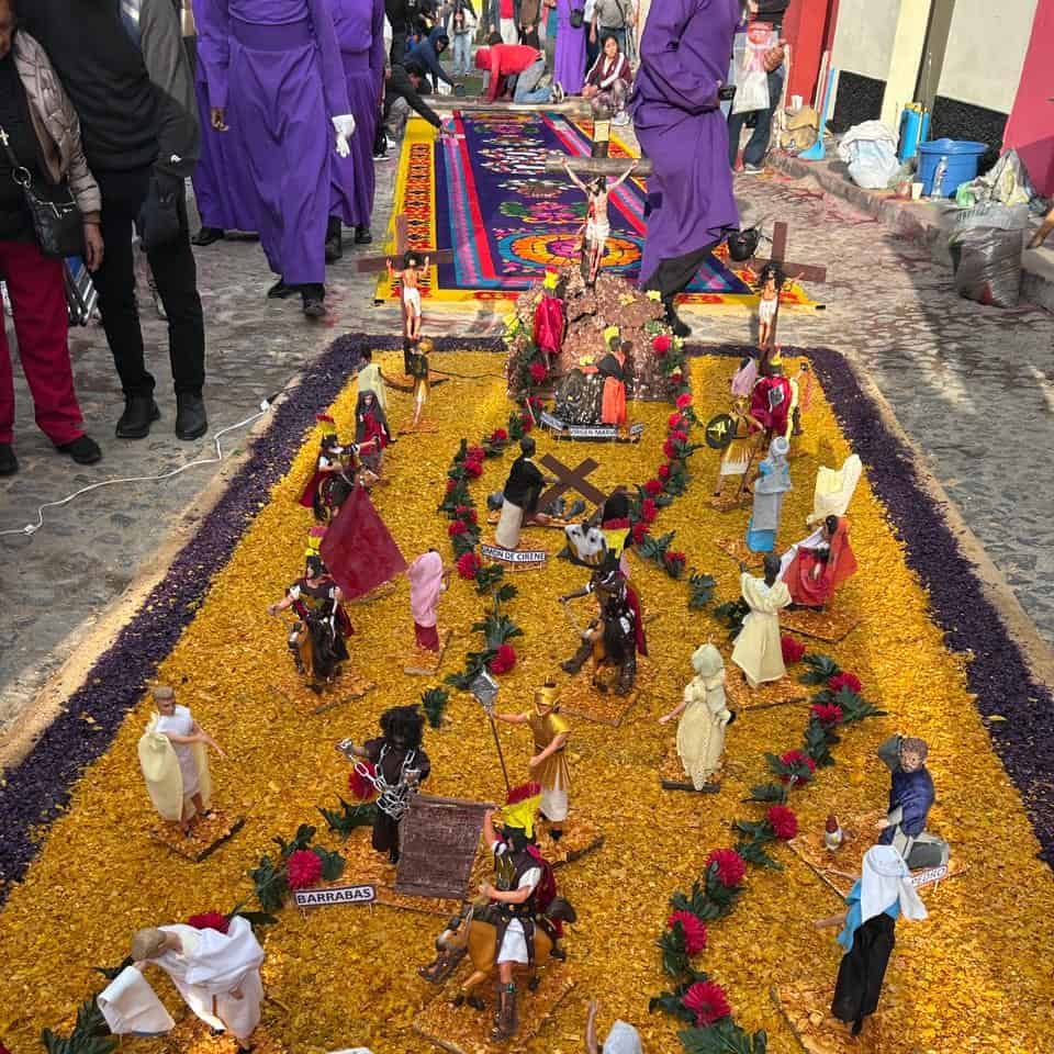 En imágenes: Antigua Guatemala se viste de fervor y colorido en procesión del Nazareno de Santa Ana