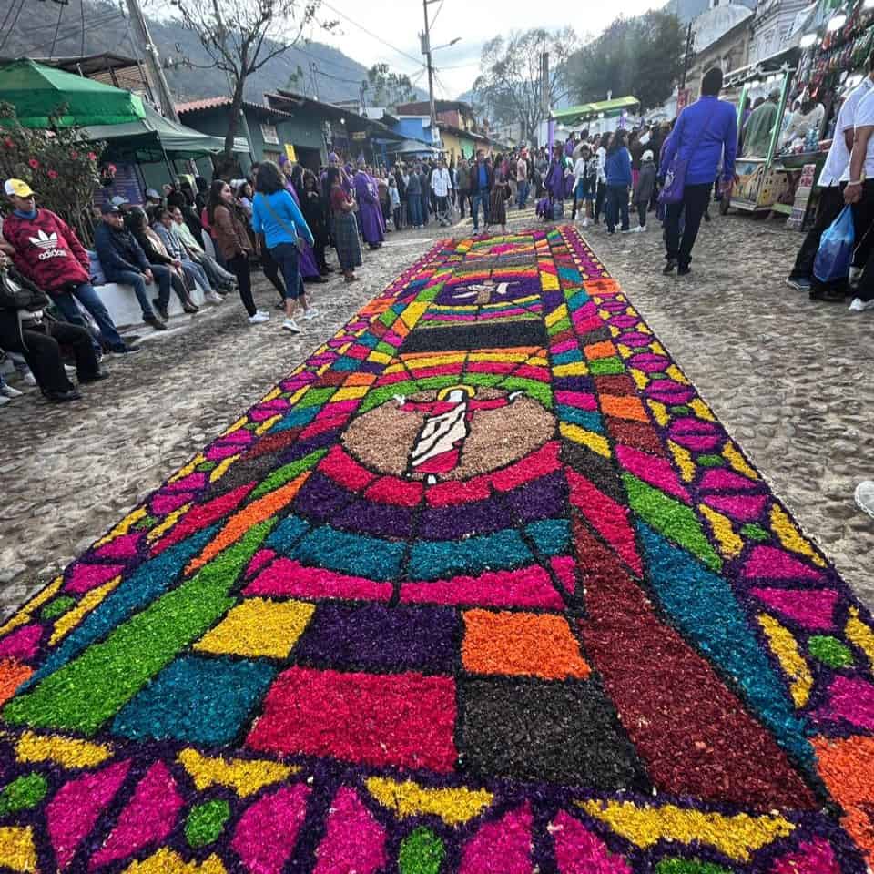 Cuando la fe se encuentra por los suelos:  Alfombras de Semana Santa en Guatemala inspiran el alma