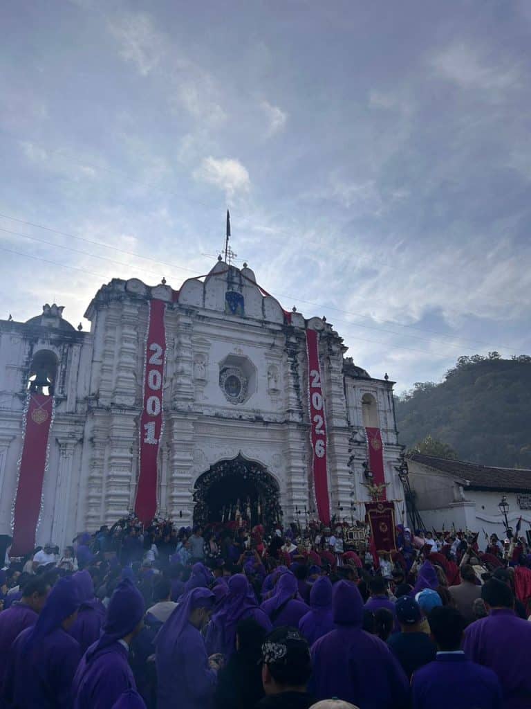Desde antes de la salida del anda del templo de Santa Ana, Antigua Guatemala, cientos de fieles se aglomeraron en el atrio y la plazoleta, para orar por la paz de Guatemala. (Foto Michelle Gonzalez)