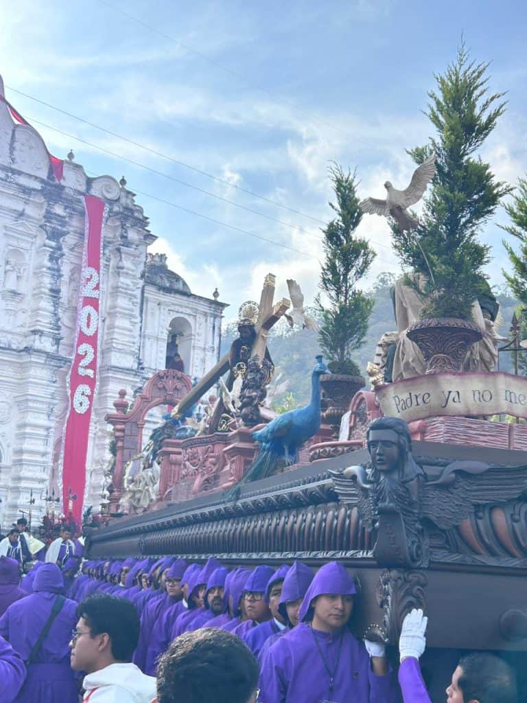 El rumor de las oraciones se alterna con el sonido de las tradicionales marchas procesionales guatemaltecas. El Nazareno de la Dulce Mirada del Templo de Santa Ana cumple 25 años de consagración este 2026 y está en las calles para bendecir a toda Guatemala. (Foto Michelle Gonzalez)
