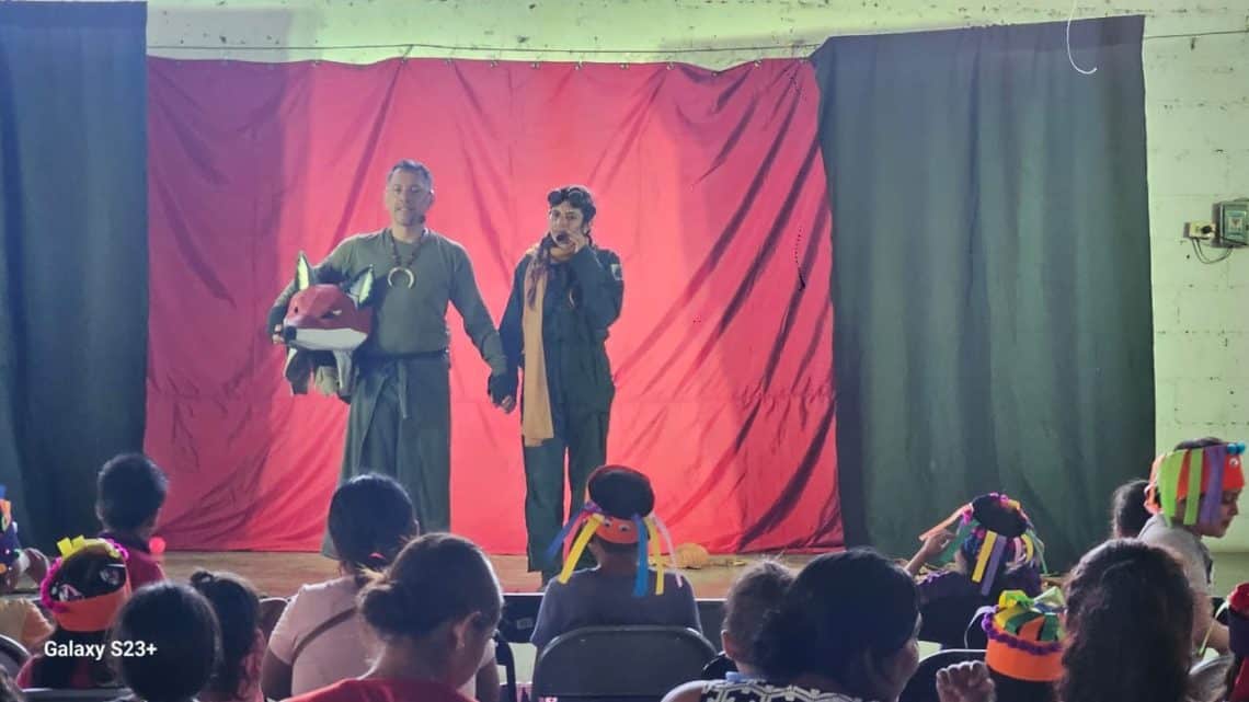 Bonifaz D. Aldana emprendió una gira, junto a un grupo de teatro, por todo el territorio mexicano hasta llegar a Los Angeles y Nueva Orleans: a través de la misma descubrió realidades del trama migratorio, que se iban integrando al proyecto.. Escena de la presentación de su obra infantil basada en el personaje del zorro de El Principito, presentada en Chiapas y Guatemala.