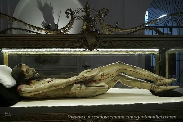 El Cristo Sepultado de Santa Catalina sigue siendo venerado por miles de fieles que lo visitan en su templo de la 5a. calle y 4a. avenida de la ciudad capital de Guatemala, a donde llegó después del traslado de la capital desde Antigua Guatemala. Se dice que en sus pies aún tiene las marcas de cuando, por ser de pequeña estatura el Hermano Pedro, sus pies rozaban las piedras de la Antigua.