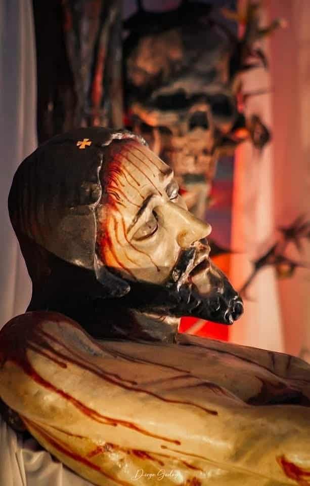 Se desconoce al artista que talló el Cristo Sepultado de Santa Catalina, el cual posee las articulaciones para ser crucificado. Data del siglo XVII, la misma época del Santo Hermano Pedro. Fue trasladado junto con la capital de Guatemala en 1776 y procesionado durante el siglo XIX pero su cortejo se suspendió en 1917. Sin embargo en 2012 empezó a volver a salir en procesión por las calles de la capital.