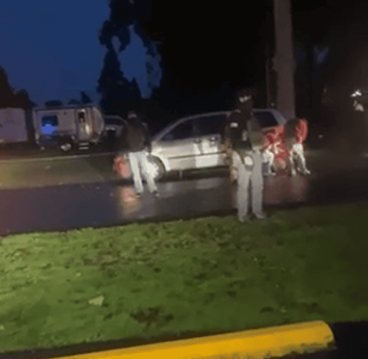 Captura del video grabado por la hija de Juanita Avila, cuando agentes de ICE arrestan injustificadamente a su mamá, sin orden judicial y a pesar de que ella les dijo que era residente legal. Este video formó parte de la demanda legal que emitió restricciones a agentes migratorios y les exige tener órdenes judiciales a la vista, entre otras normativas. PARA VER EL VIDEO, CLIC EN LA IMAGEN.