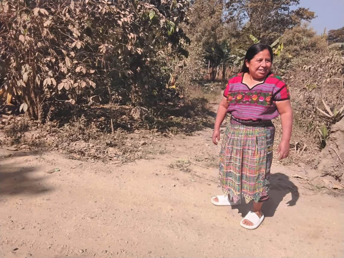 Gloria agradece a Dios por la oportunidad de seguir adelante. "Queremos enseñarle a nuestros nietos que la vida cuesta, pero que todo es posible. Puede tardar, pero con esfuerzo, llega", dice en un camino de Hacienda Vieja, San José Poaquíl, Chimaltenango.