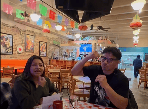 Estella Diéguez durante la entrevista con el boxeador Lester Martínez que transmitió por redes sociales. Si deseas verla, clic en la imagen.