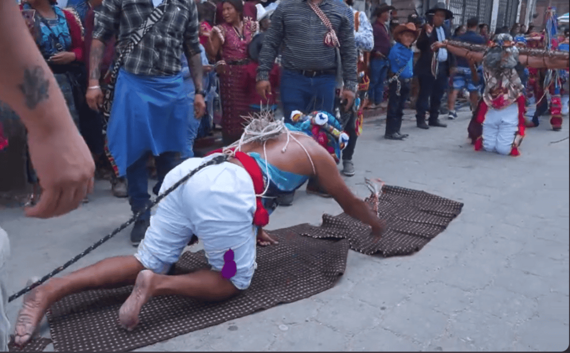 Los gateadores se desplazan sobre telas que los fieles, piadosos, colocan para que hagan el recorrido; los cnangaliques llevan amarrados los brazos a travesaños espinosos de Ceiba o bien portan cruces, en evocación de la Pasión de Cristo. (Captura de pantalla)
