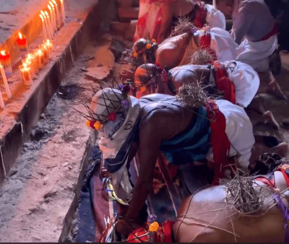 Después de un agotador y lento recorrido desde la iglesia del pueblo hasta la capilla de El Calvario, Changaliques y Gateadores llegan hasta un altar con velas.