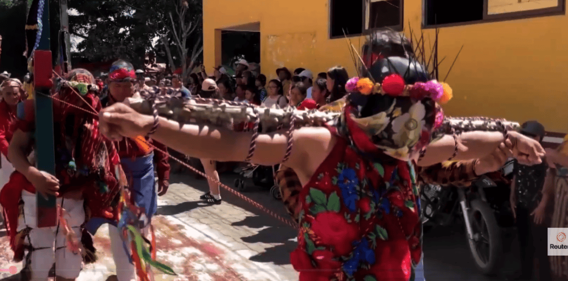 Tallos de ceibas jóvenes, que tienen espinas cónicas, son utilizados para amarrar a los changaliques en su recorrido penitencial.