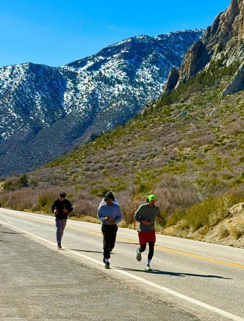 En una zona montañosa a una hora del centro de Las Vegas, Nevada, se efectuaron algunos de los acondicionamientos físicos del boxeador guatemalteco Lester Martínez, junto a otros peleadores dirigidos por Esaú Diéguez, que también combatirán el 21 de marzo en California. (Foto cortesía Esaú Diéguez) – SoyMigrante.com REVISTA En una zona montañosa a una hora del centro de Las Vegas, Nevada, se efectuaron algunos de los acondicionamientos físicos del boxeador guatemalteco Lester Martínez, junto a otros peleadores dirigidos por Esaú Diéguez, que también combatirán el 21 de marzo en California. (Foto cortesía Esaú Diéguez)