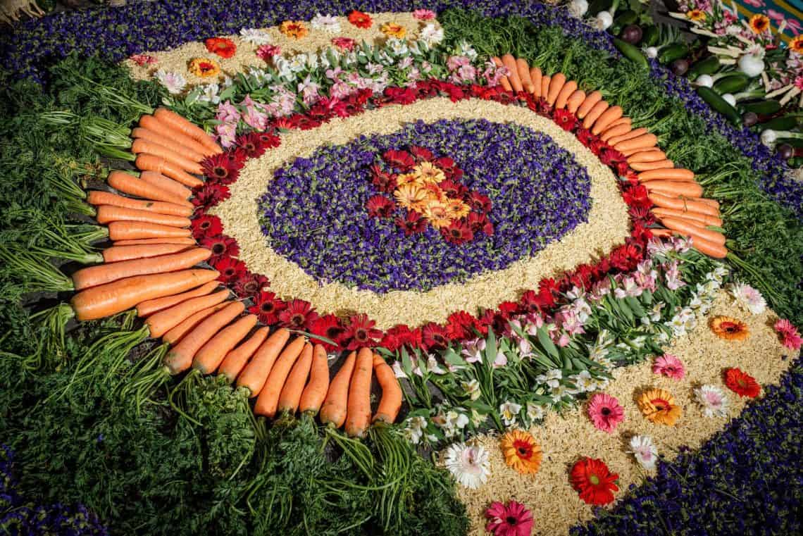 En localidades como Sacatepéquez y Quetzaltenango, las ofrendas de vegetales y frutas representan gratitud por los alimentos y las cosechas, así como la esperanza en la vida eterna. Huerto de Jesús Nazareno del Perdón, velación en templo de San Francisco el Grande, Antigua Guatemala. Foto Facebook de la Hermandad.