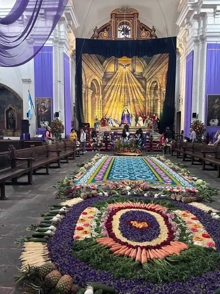 En localidades como Sacatepéquez y Quetzaltenango, las ofrendas de vegetales y frutas representan gratitud por los alimentos y las cosechas, así como la esperanza en la vida eterna. Huerto de Jesús Nazareno del Perdón, velación en templo de San Francisco el Grande, Antigua Guatemala. Foto Facebook de la Hermandad.