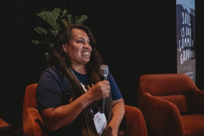 Karen Daniela Rodríguez, nacida en Guatemala y criada en California, es Chief Operations Officer (Oficial en jefe de operaciones) de la organización Kiss the ground, que impulsa la agricultura regenerativa y la relación armónica entre comunidades y el entorno natural. Vive por temporadas en Santiago Atitlán en donde también impulsa la conservación natural. (Foto Kiss the Ground)