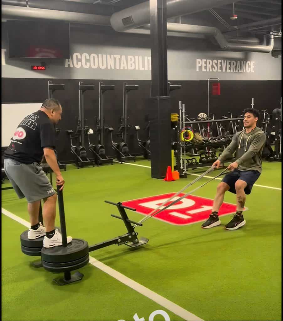 Dos guatemaltecos de talla mundial: el boxeador petenero Lester Martínez se prepara física y mentalmente para ganar el combate por el título interino Supermediano en San Bernardino California; ha estado entrenando bajo la dirección del compatriota Esaú Diéguez, coach nacido en Huehuetenango y radicado en Nebraska.