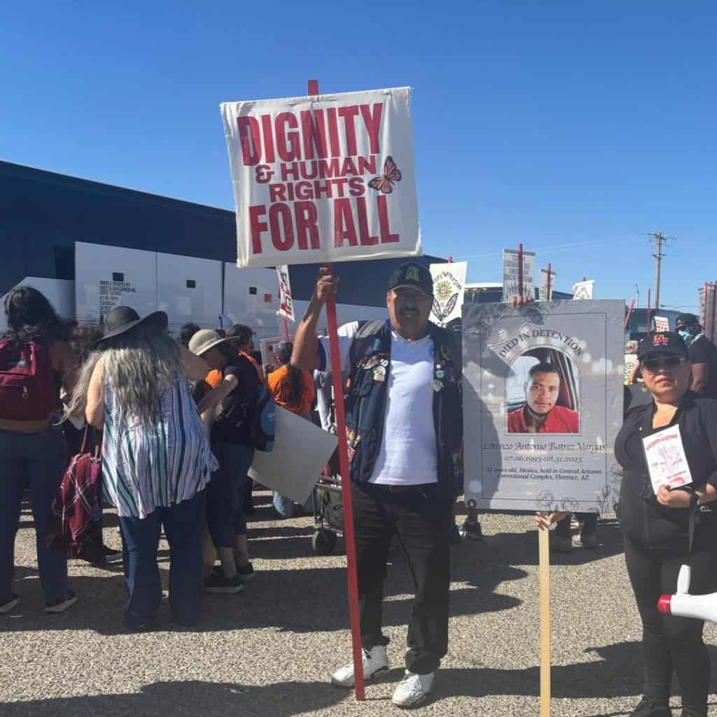 Walter Batres participó junto a integrantes de la Red Migrante Guatemalteca en la actividad, que incluyó una serenada para animar y dar esperanza a los migrantes detenidos en El Adelanto, en el alto desierto de California. (Foto Red Migrante Guatemalteca) – SoyMigrante.com REVISTA Walter Batres participó junto a integrantes de la Red Migrante Guatemalteca en la actividad, que incluyó una serenada para animar y dar esperanza a los migrantes detenidos en El Adelanto, en el alto desierto de California. (Foto Red Migrante Guatemalteca)