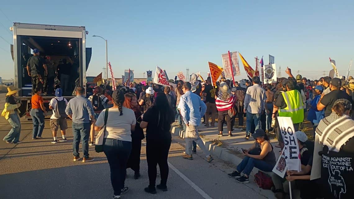 Las altas temperaturas no fueron obstáculo para que las organizaciones migrantes expresaran solidaridad y consignas de fortaleza a los migrantes recluidos en el centro de detención de El Adelanto, California. (Foto Red Migrante Guatemalteca)