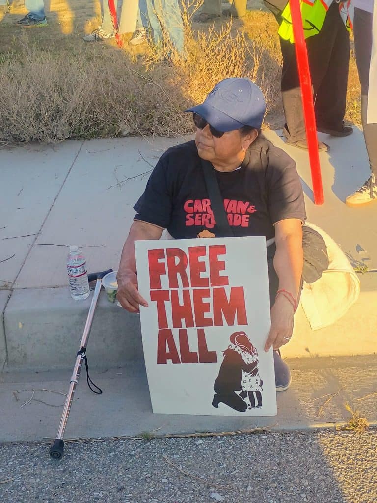 Familiares de migrantes detenidos en el centro El Adelanto fueron acuerpados por organizaciones de Derechos Humanos, para exigir la liberación de todos aquellos que carecen de un récord criminal y que llevan muchos años trabajando en Estados Unidos. (Foto Red Migrante Guatemalteca)