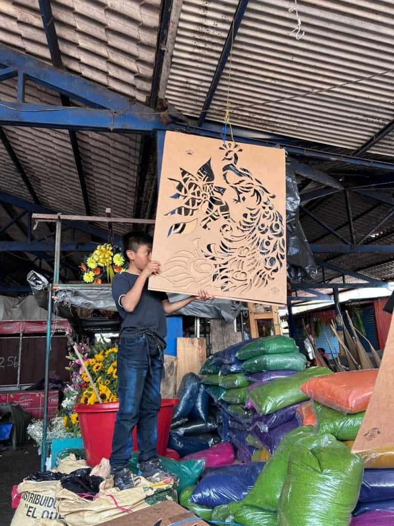 Ya sea comprados en mercados o elaborados por tradición familiar, los moldes de madera o cartón son fundamentales para lograr efectos, plasmar figuras y configurar el mosaico devoto de una alfombra. (foto Michelle Gonzalez)