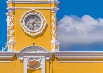 que horas son en guatemala reloj arco santa catalina