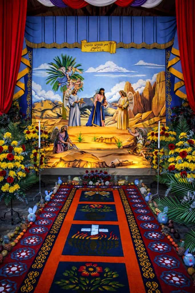 Las alfombras de Semana Santa son una ofrenda de amor, minuciosamente elaborada, con símbolos y detalles hechos con paciencia y atención al detalle. Sin embargo, son "arte efímero" porque solo duran unas pocas horas y con ello representan el carácter pasajero de esta vida. (Foto velación de Jesús Nazareno de Santa Inés de Montepulciano, Antigua Guatemala, Facebook de la hermandad)