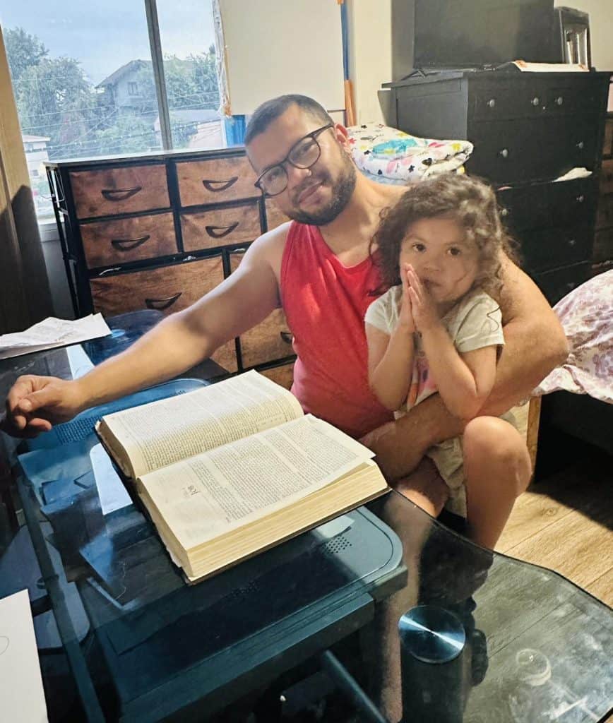 La mayor pasión de Selvin Castillo es hoy por hoy, ser esposo y padre, inspirar a sus hijos la creatividad y el camino positivo, así como estudiar la Biblia para seguir recibiendo inspiración para nuevas creaciones.